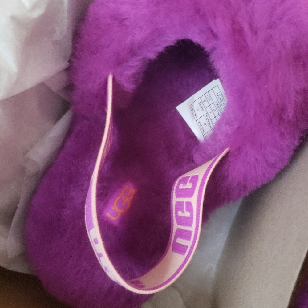 SOLD- Ugg Fluff Yeah Slide in Berrylicious - Picture 5 of 9